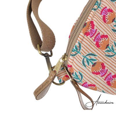 Mala de tecido floral com fechos dourados e alça castanha