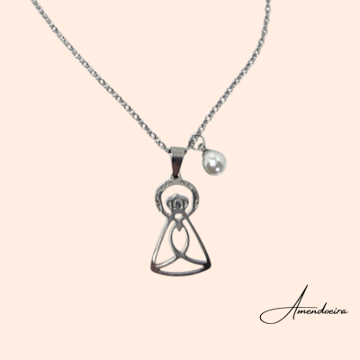 Colar prateado com pendente em forma de figura abstrata e pequena pérola