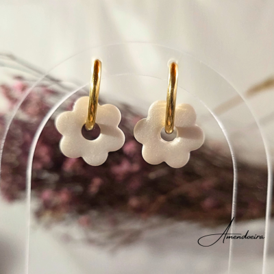 Brincos argola dourada com flor em pérola. Handmade