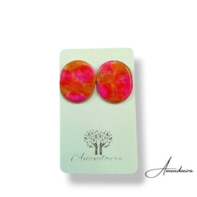 Brincos redondos rosa e laranja em cartão branco com logotipo Amendoeira