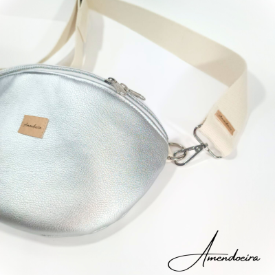 Bolsa tipo cinto prateada com alça bege e fecho de correr