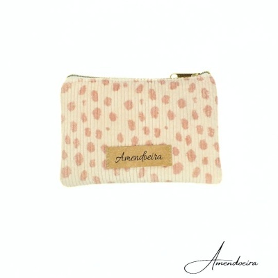 Bolsa pequena rosa claro com manchas cor-de-rosa e etiqueta 'Amendoeira'