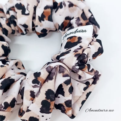 Elástico para cabelo com padrão animal print e etiqueta Amendoeira