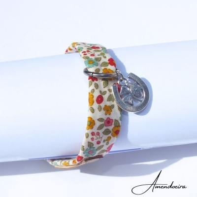 Pulseira com tecido floral e pendente metálico de roda