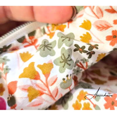 Tecido branco com padrão floral e fecho éclair