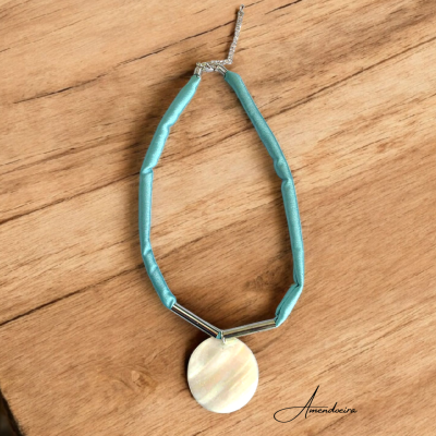 Colar com pendente redondo de tecido azul e nacar