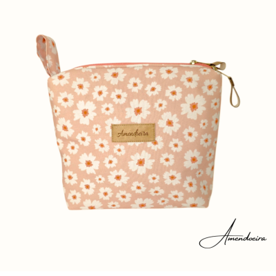 Bolsa rosa com padrão de flores brancas e etiqueta Amendoeira