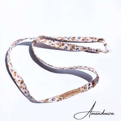 Cordão para óculos floral castanho e bege com etiqueta Amendoeira