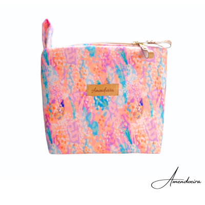 Necessaire colorida com padrão abstrato e etiqueta Amendoeira