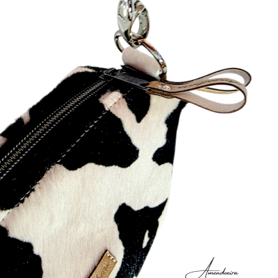 Bolsa com padrão preto e branco e fecho de correr