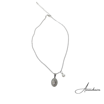 Colar prateado com pingente oval e pérola sobre fundo branco