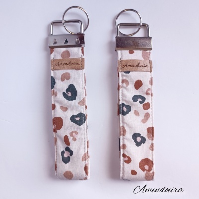 Porta-chaves em tecido com padrão de manchas e etiqueta Amendoeira