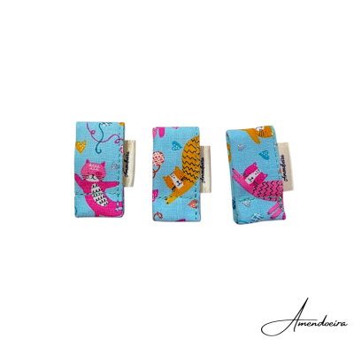 Clipes de tecido com padrão de gatos coloridos sobre fundo branco