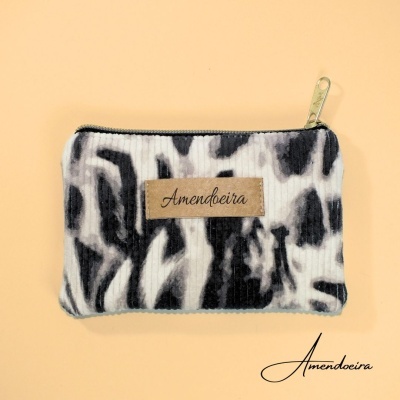 Bolsa pequena de tecido branco e preto com etiqueta Amendoeira