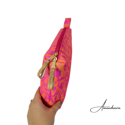 Bolsa de mão rosa e laranja com padrão animal e fecho de correr vermelho