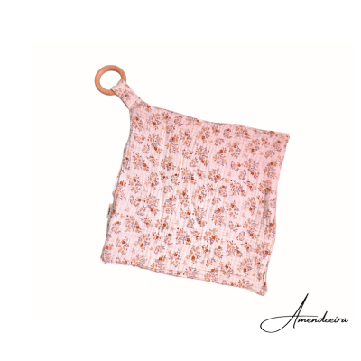 Pano quadrado floral rosa com argola de madeira