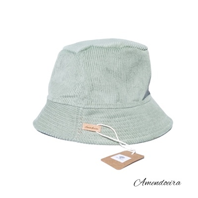 Chapéu bucket verde claro em veludo cotelê com etiquetas