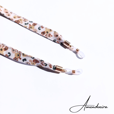 Cordão para óculos com padrão de animais em tecido e metal dourado