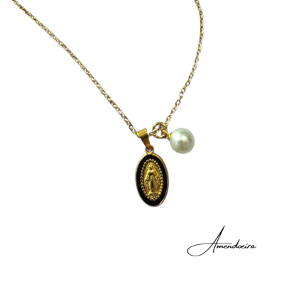 Colar dourado com pendente oval e pérola