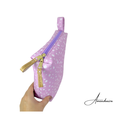 Necessaire rosa com bolinhas brancas e fecho de correr lilás
