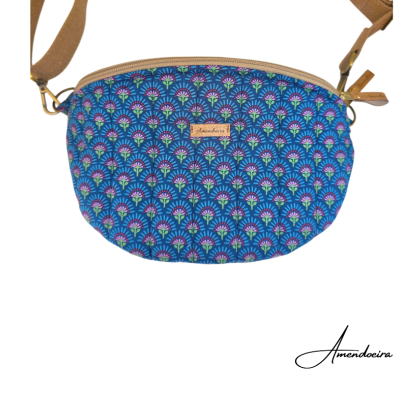 Bolsa azul com padrão floral e alça castanha