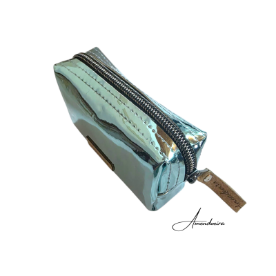 Estojo prateado retangular com fecho de correr e etiqueta castanha