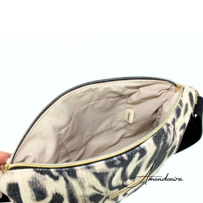 Pochete com padrão animal print e interior forrado bege