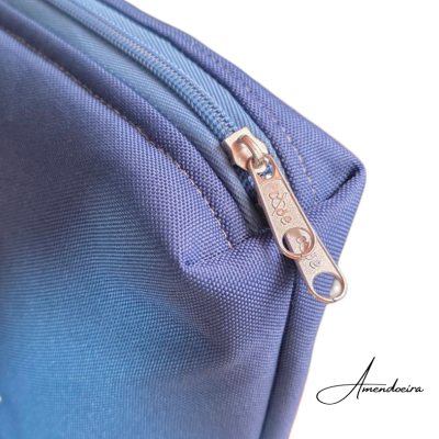 Bolsa azul com fecho metálico e inscrição Bee