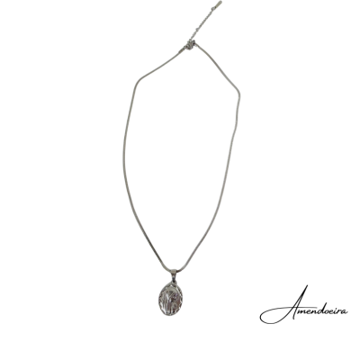 Colar prateado com pendente oval texturizado e fundo branco