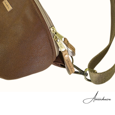 Mala castanha em material de textura rugosa com fecho de correr dourado e puxadores em couro