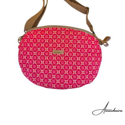 Bolsa vermelha com padrão quadriculado e alça castanha