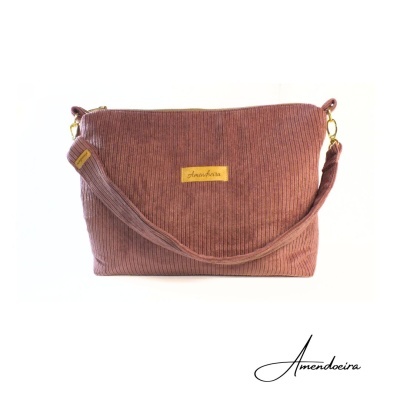 Mala de ombro castanha em veludo cotelê com etiqueta Amendoeira