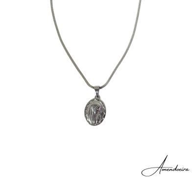Colar prateado com pingente oval de figura religiosa