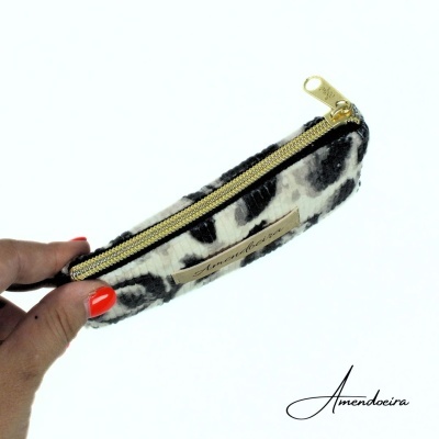 Estojo pequeno padrão animal preto, cinzento e branco com fecho dourado e etiqueta 'Amendoeira'