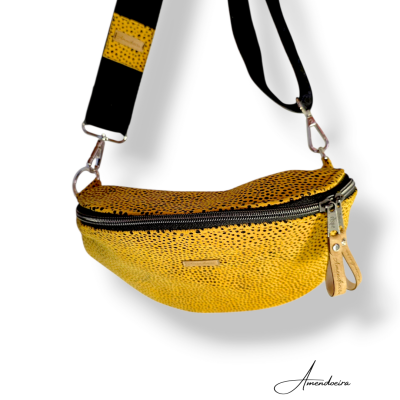 Bolsa tipo pochete amarela com pintas pretas e alça preta