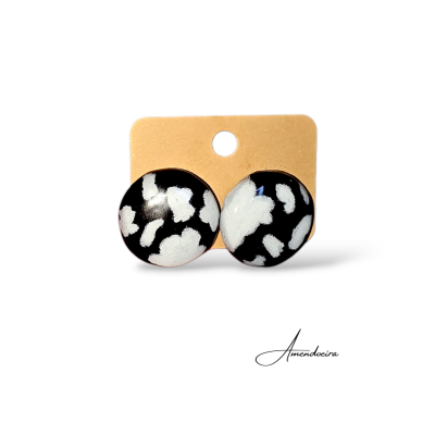Par de brincos redondos pretos e brancos em cartão castanho claro