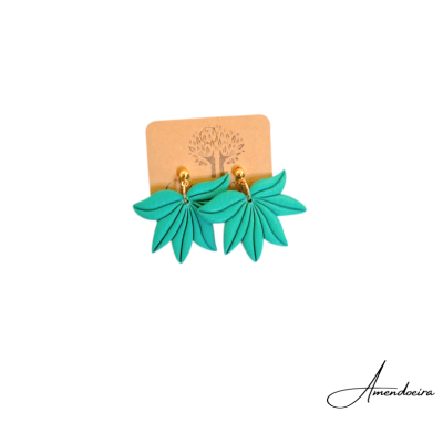 Brincos verdes em forma de folhas com base dourada no cartão de apresentação