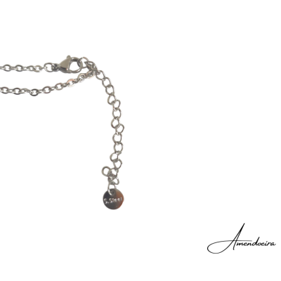 Colar prateado em fundo branco com pendente S.Steel e texto Amendoeira