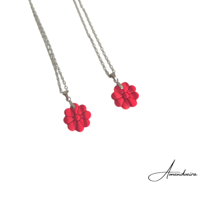 Dois colares com pendentes de flor vermelha e correntes prateadas