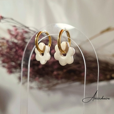 Brincos argola dourada com flor em pérola. Handmade