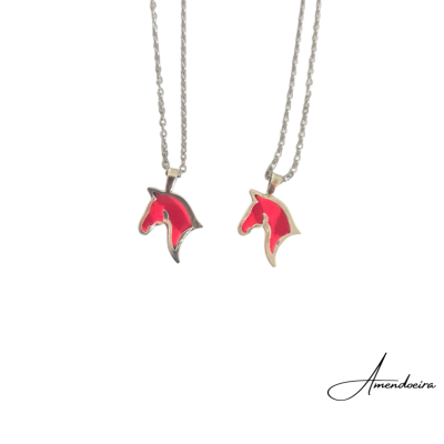 Colares com pendentes de cabeça de cavalo em metal prateado e vermelho