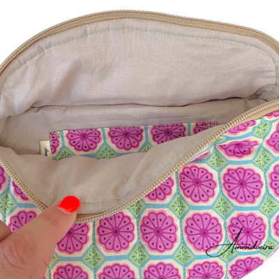 Bolsa com padrão floral rosa, verde e azul com fecho bege e interior beige