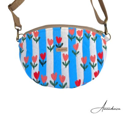 Bolsa pochete com padrão de flores vermelhas e azuis