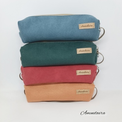 Quatro estojos retangulares coloridos empilhados, cada um com etiqueta 'Anasboria'