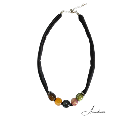 Colar com contas grandes coloridas em cordão preto