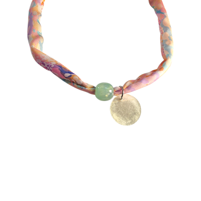 Colar de tecido colorido com conta verde e pendente prateado