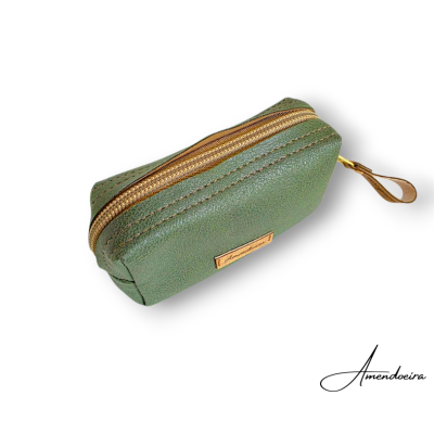 Estojo pequeno verde com fecho dourado e etiqueta Amendoeira