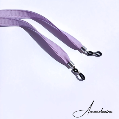 Correia lilás com ganchos pretos e terminais metálicos sobre fundo branco