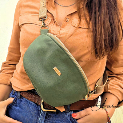 Pochete verde em tecido com fecho zip e etiqueta MOANA