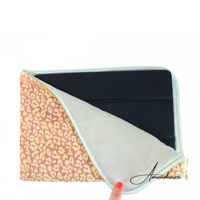 Capa para tablet com padrão animal print e tablet dentro